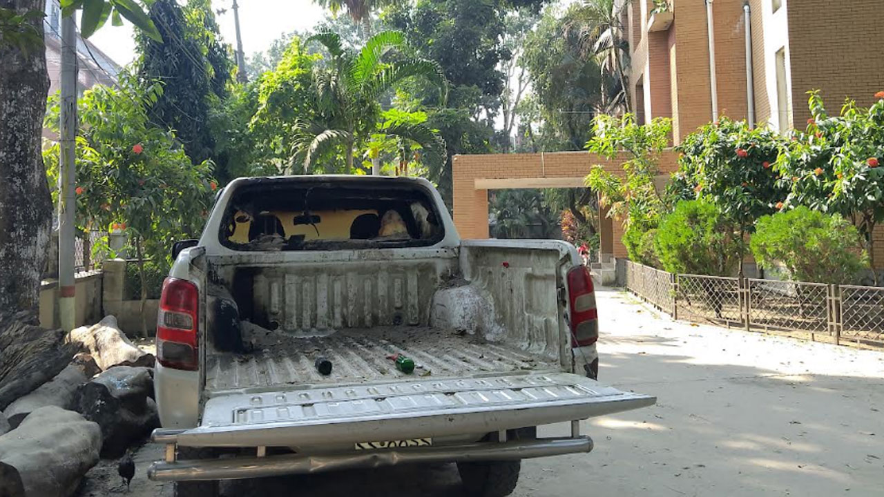 গোপালগঞ্জে গণপূর্ত অফিসে পেট্রোল বো’মা নিক্ষেপ, গাড়িতে আ গু ন