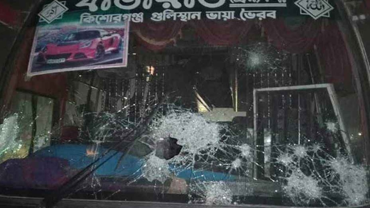 শিবপুরে বিএনপি নেতাকর্মীদের বাসে অতর্কিত হামলা, ৯৯৯-এ ফোন করে পুলিশের সহায়তা