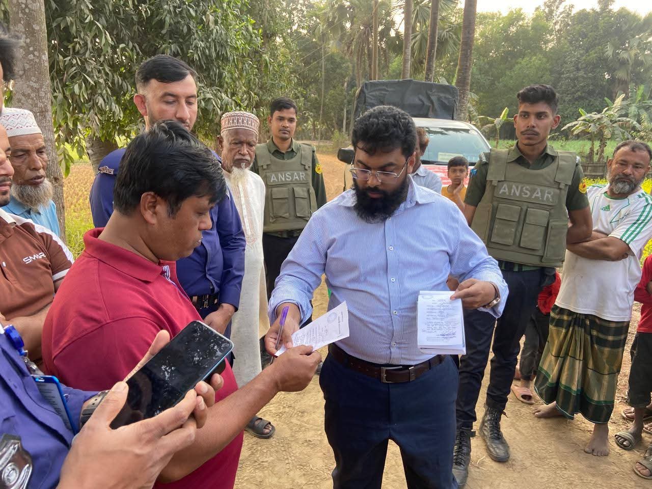 অবৈধ মাটি কাটায় প্রশাসনের কঠোর বার্তা চৌদ্দগ্রামে মোবাইল কোর্টে মাটি ব্যবসায়ীকে ৫ লক্ষ টাকা জরিমানা