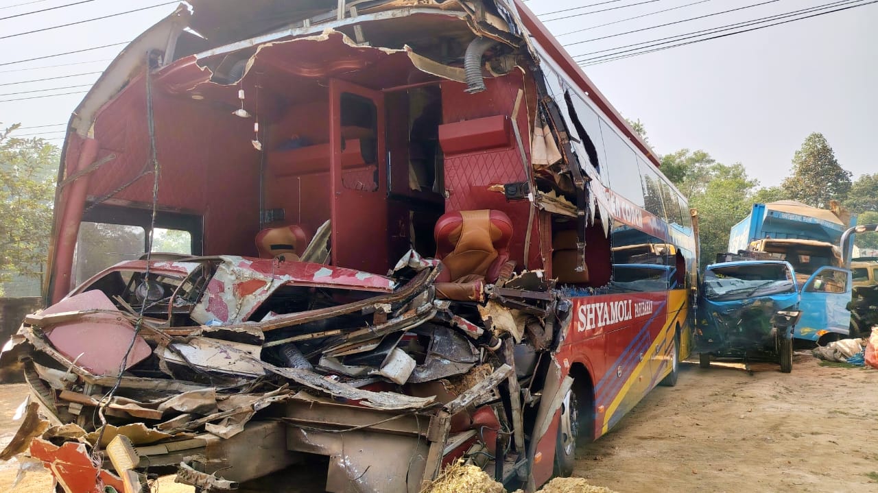 চৌদ্দগ্রামে বাস ও ট্রাকের সংঘর্ষে সুপারভাইজার নিহত।