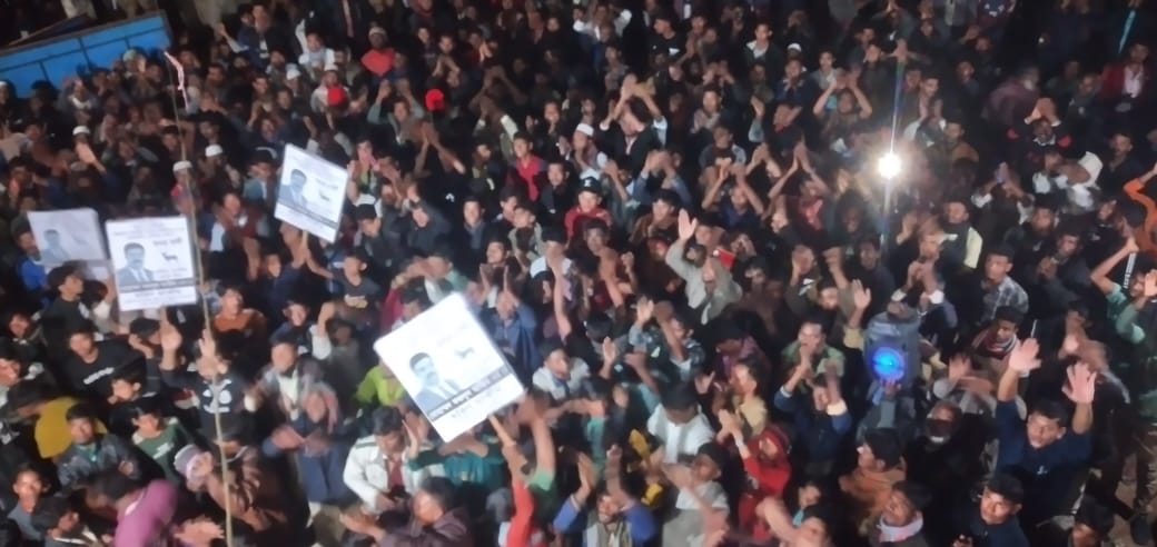 হাতিয়ায় হরিণ মার্কার পক্ষে জনসমুদ্র, কেন্দ্রে প্রকৌশলী ফজলুল আজিম।