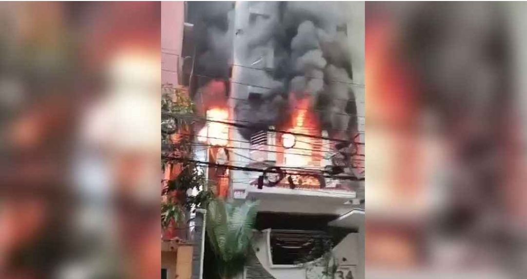 উত্তরায় ভয়াবহ অগ্নিকাণ্ড: আগুনে পুড়ে নিভে গেল তিনটি প্রাণ।