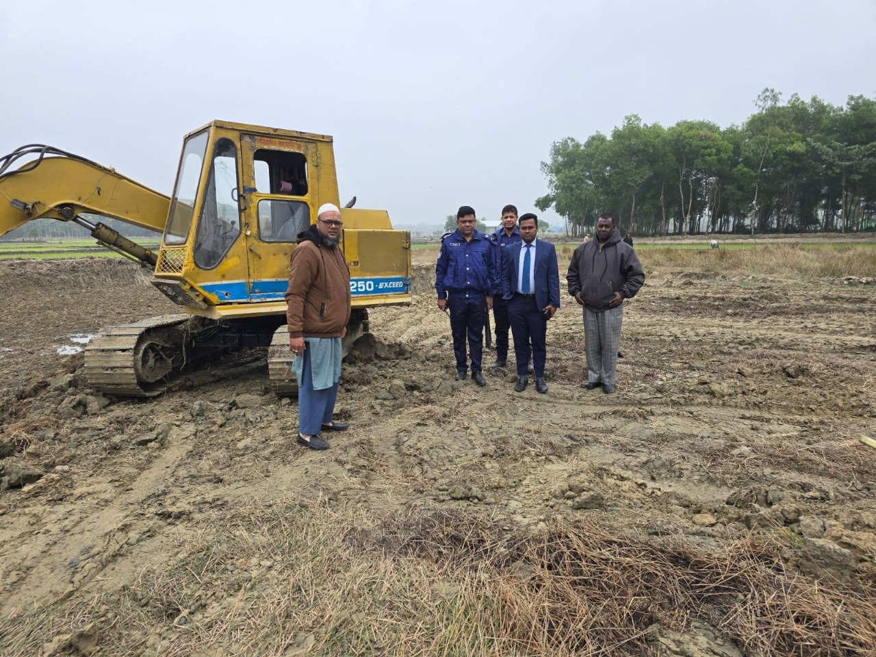 ভেকু দিয়ে ফসলি জমি উজাড়! কচুয়া উপজেলায় অবৈধ মাটি কাটায় ৫০ হাজার টাকা জরিমানা