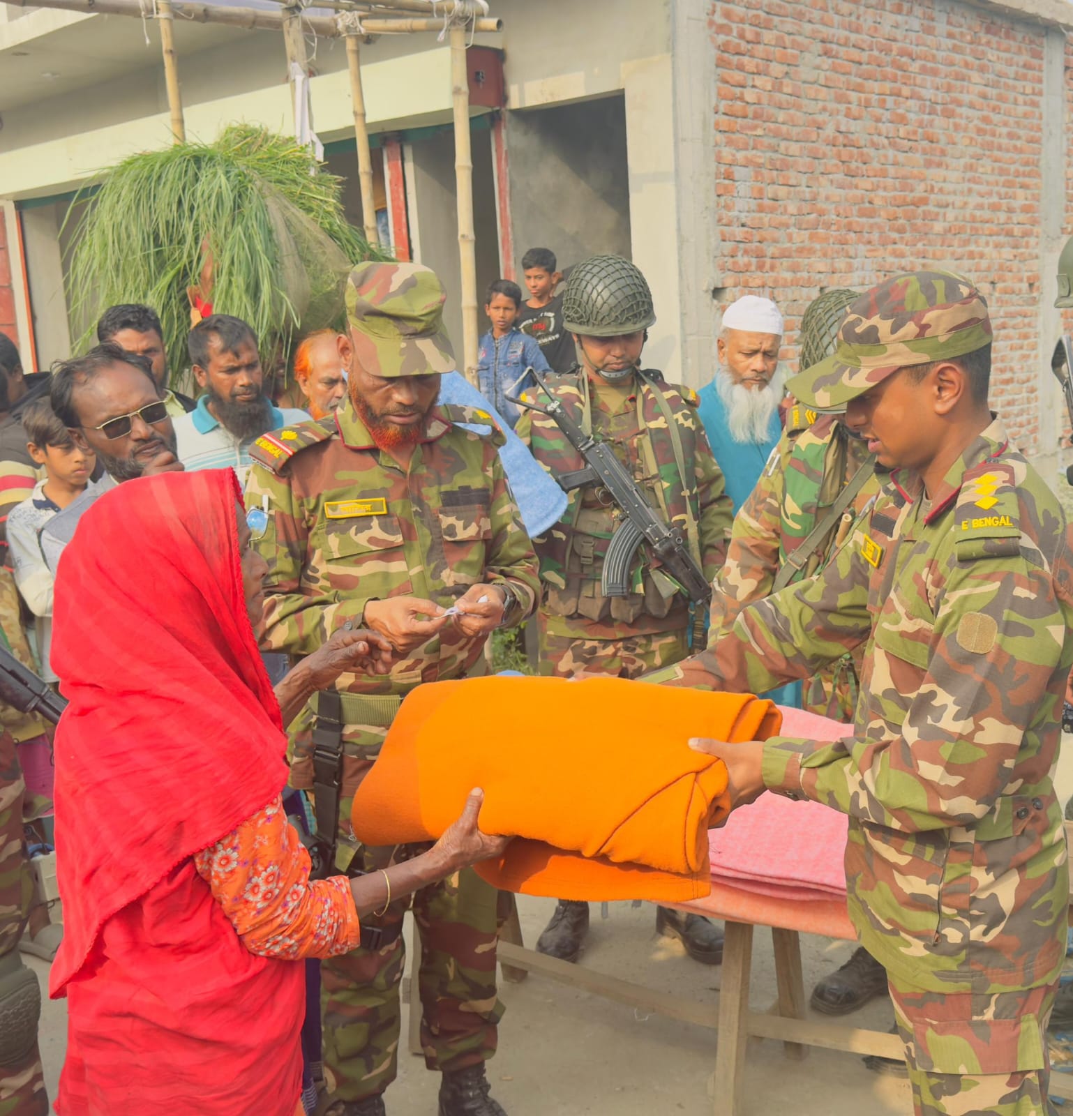 শীতের কষ্টে স্বস্তির ছোঁয়া: মেঘনায় অসহায়দের মাঝে সেনাবাহিনীর শীতবস্ত্র বিতরণ