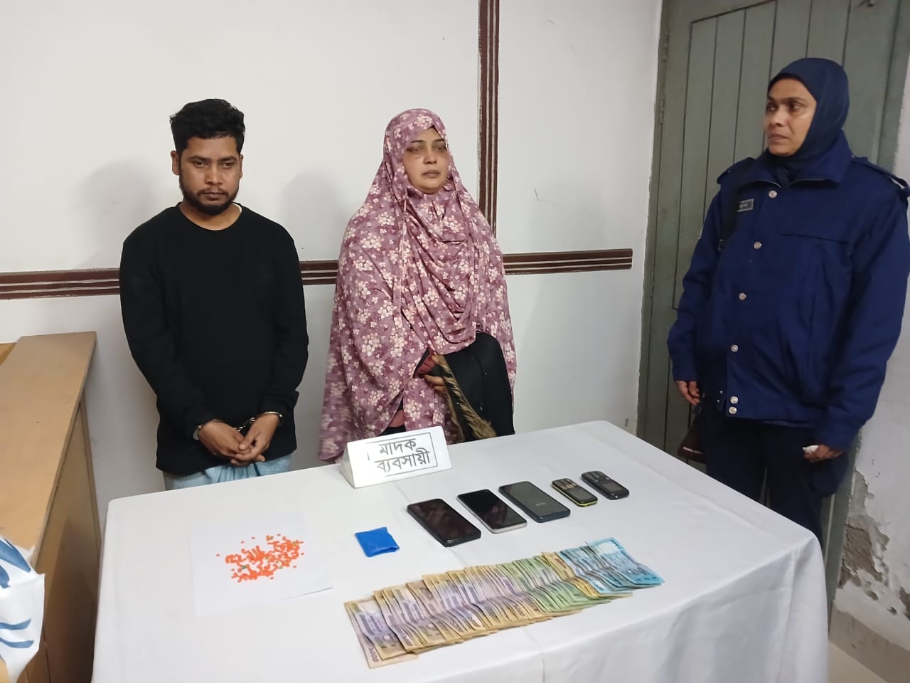 মেঘনায় সেনা নেতৃত্বাধীন অভিযানে ইয়াবা, টাকা ও মোবাইলসহ গ্রেপ্তার দুইজন