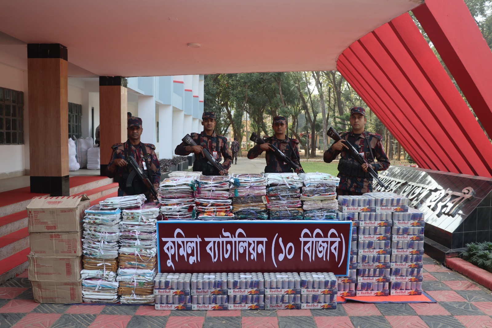 কুমিল্লায় ১০ বিজিবির অভিযানে পিকআপসহ বিপুল পরিমাণ ভারতীয় পণ্য জব্দ