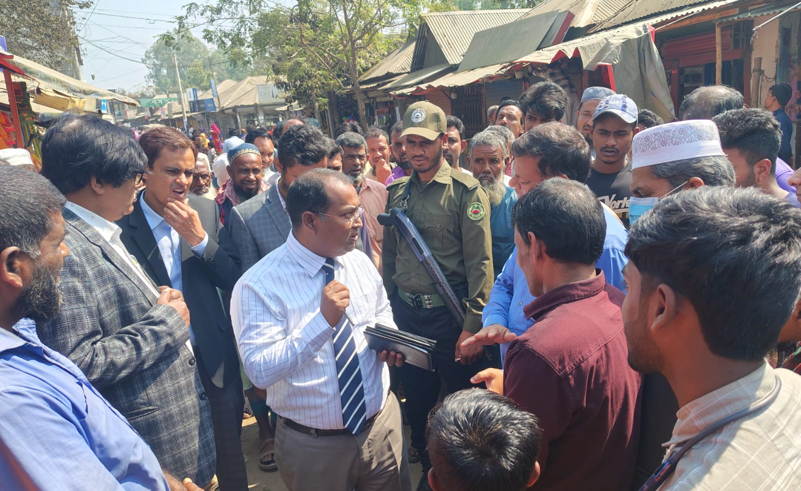 রমজান সামনে: দামে লাগাম টানতে কাজিপুরে প্রশাসনের কড়া বাজার মনিটরিং, অবৈধ স্থাপনা উচ্ছেদ