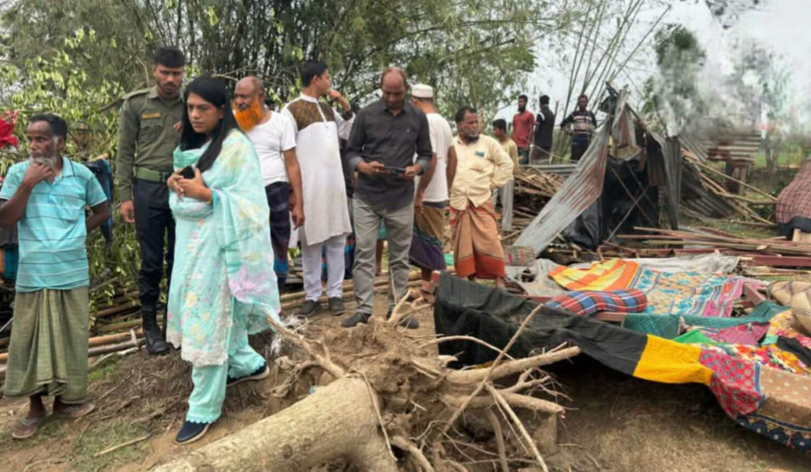 নালিতাবাড়ীতে ভয়াবহ ঝড়: টিন উড়ে গেল, ঘর হারিয়ে খোলা আকাশের নিচে মানুষ