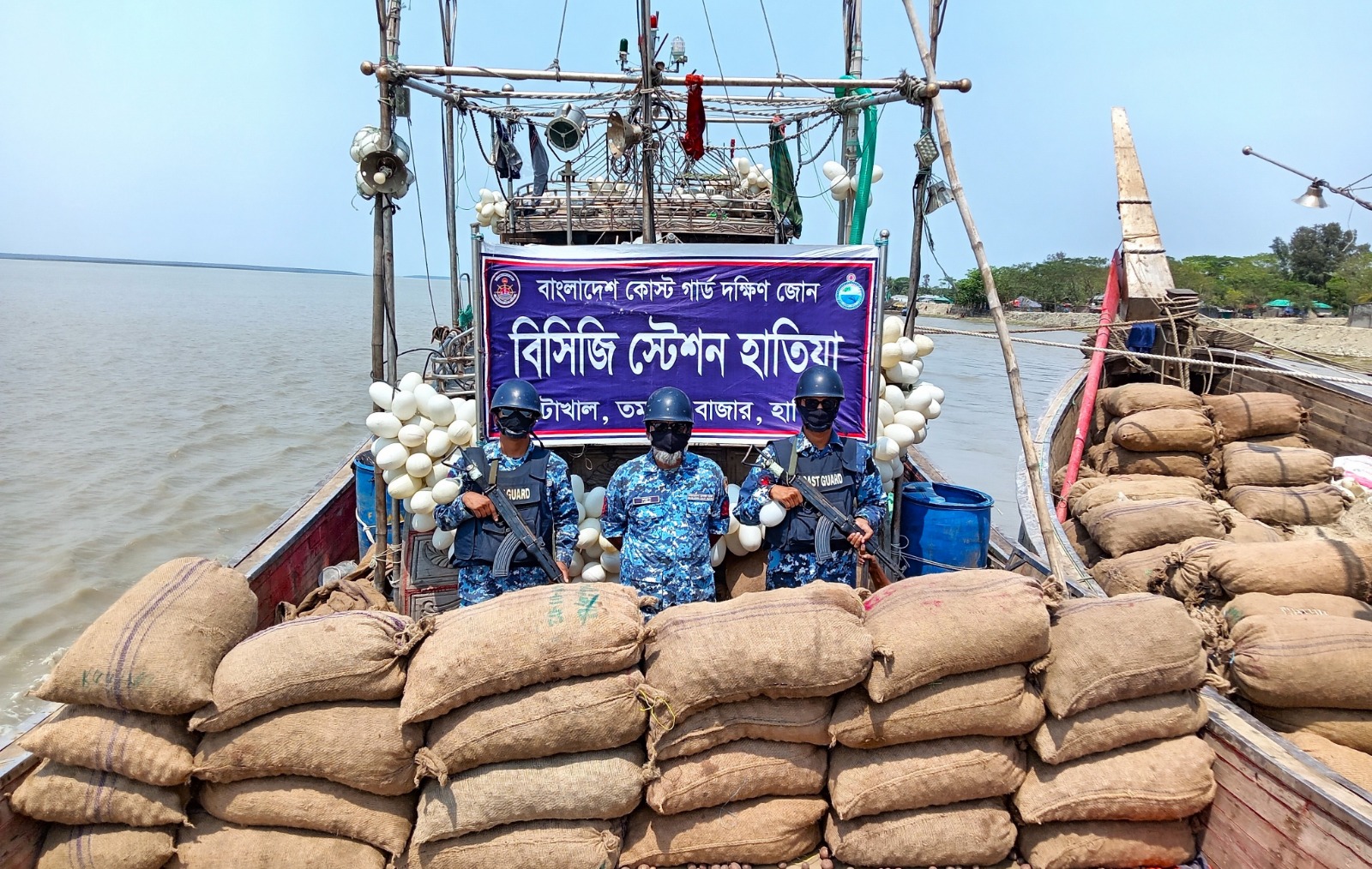 মায়ানমারে পাচারকালে বিপুল পরিমাণ আলুসহ ২টি ফিশিং বোট আটক করেছে কোস্ট গার্ড।