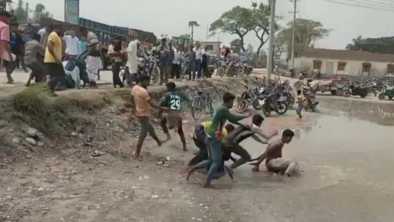তেলের সংকটে লালমনিরহাটে উত্তেজনা: লাইনে দাঁড়ানো নিয়ে সংঘর্ষ, আহত ৪