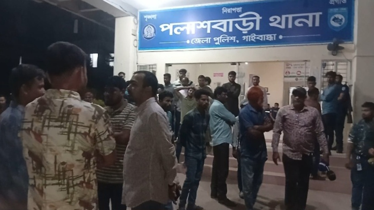 থানায় ঢুকে হা’ম’লা: জামায়াত নেতার নেতৃত্বে তা’ণ্ড’ব, ওসিসহ আ’হ’ত ৮”