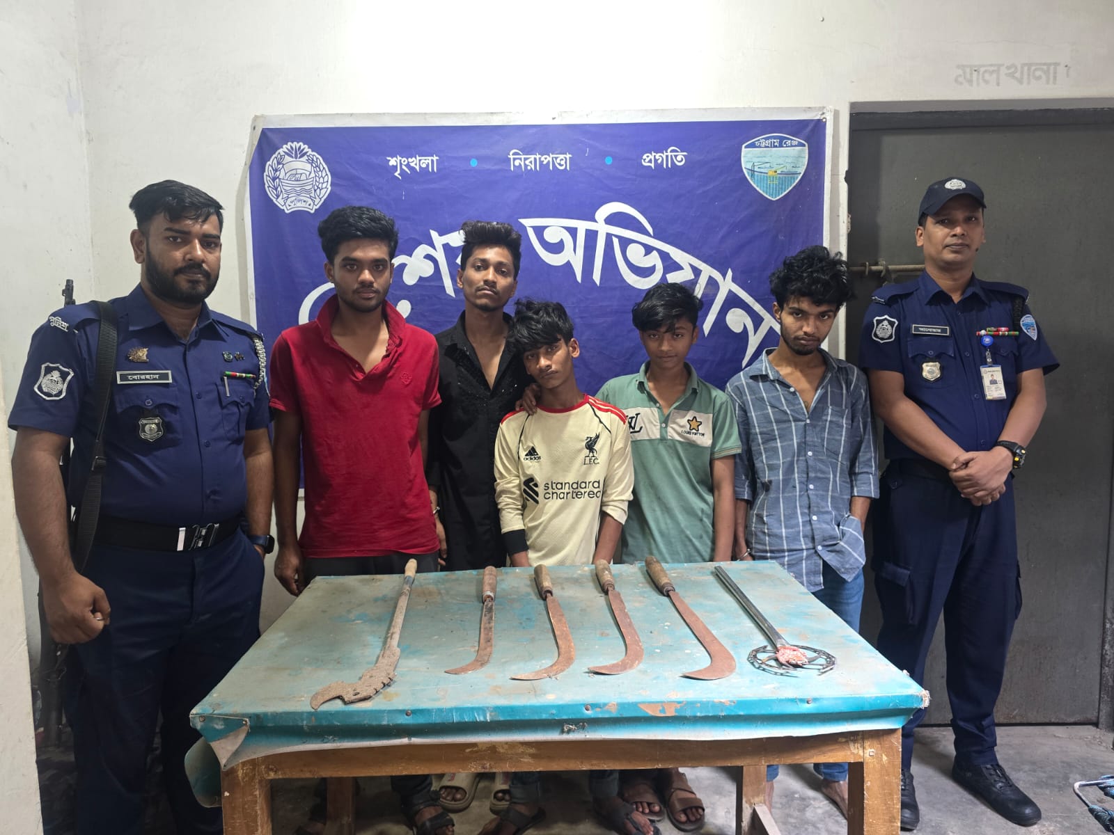 কুমিল্লায় কিশোর গ্যাংয়ের অস্ত্র মহড়া: নগরজুড়ে আতঙ্ক, গ্রেপ্তার ৫