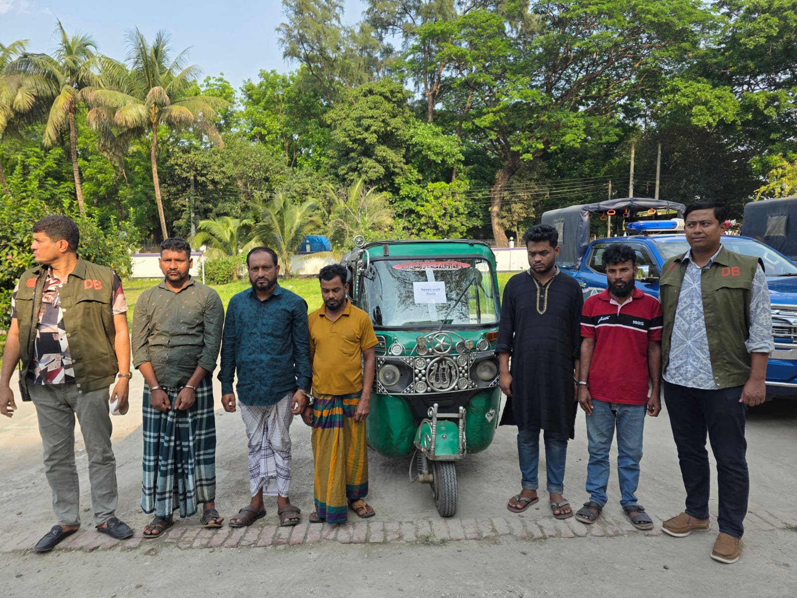 কুমিল্লায় আন্তঃজেলা সিএনজি চোর চক্রের ৫ সদস্য গ্রেফতার, উদ্ধার চোরাই গাড়ি