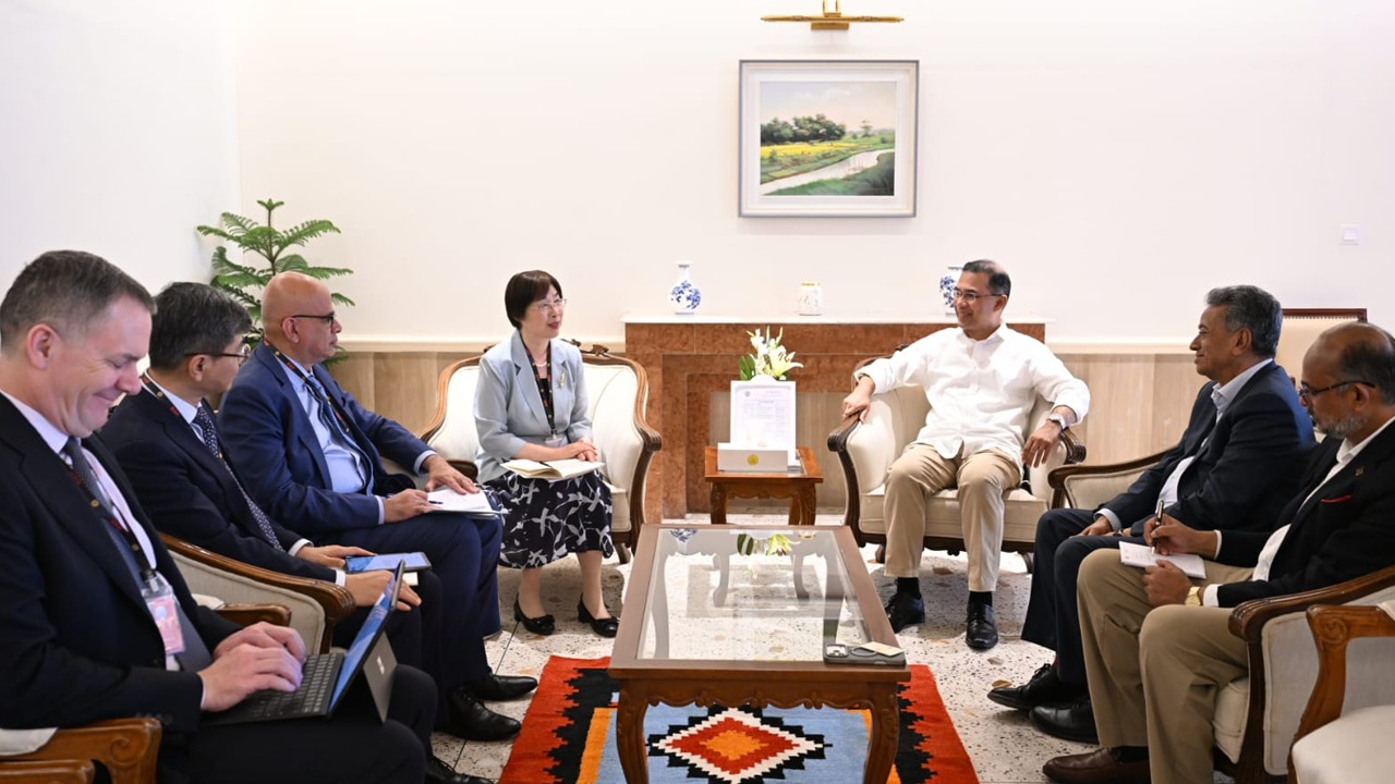 এআইআইবি প্রেসিডেন্টের সঙ্গে প্রধানমন্ত্রীর বৈঠক