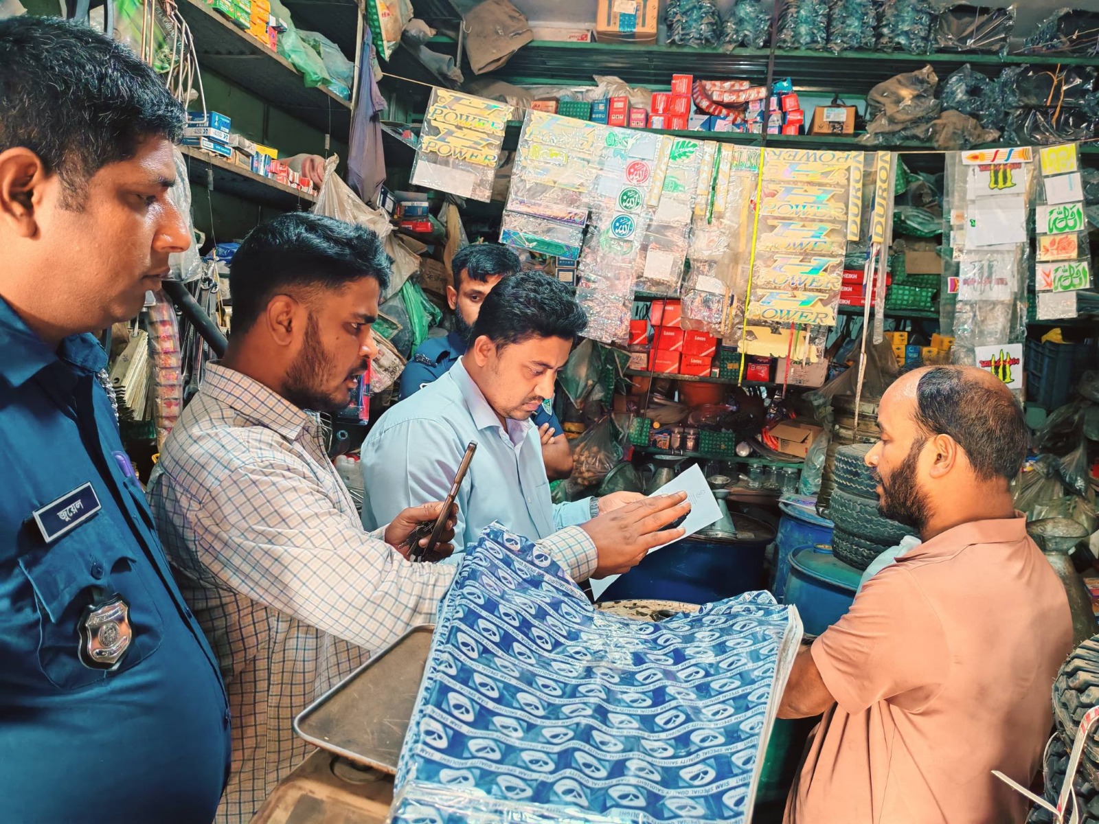 কালিরবাজারে তেল সিন্ডিকেটে অভিযান: গোপন গুদাম থেকে ৪০০ লিটার ডিজেল উদ্ধার, জরিমানা ৭০ হাজার টাকা