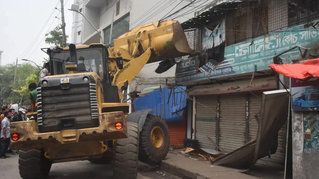 সায়েদাবাদে ২৪০টি অবৈধ বাস কাউন্টার উচ্ছেদ