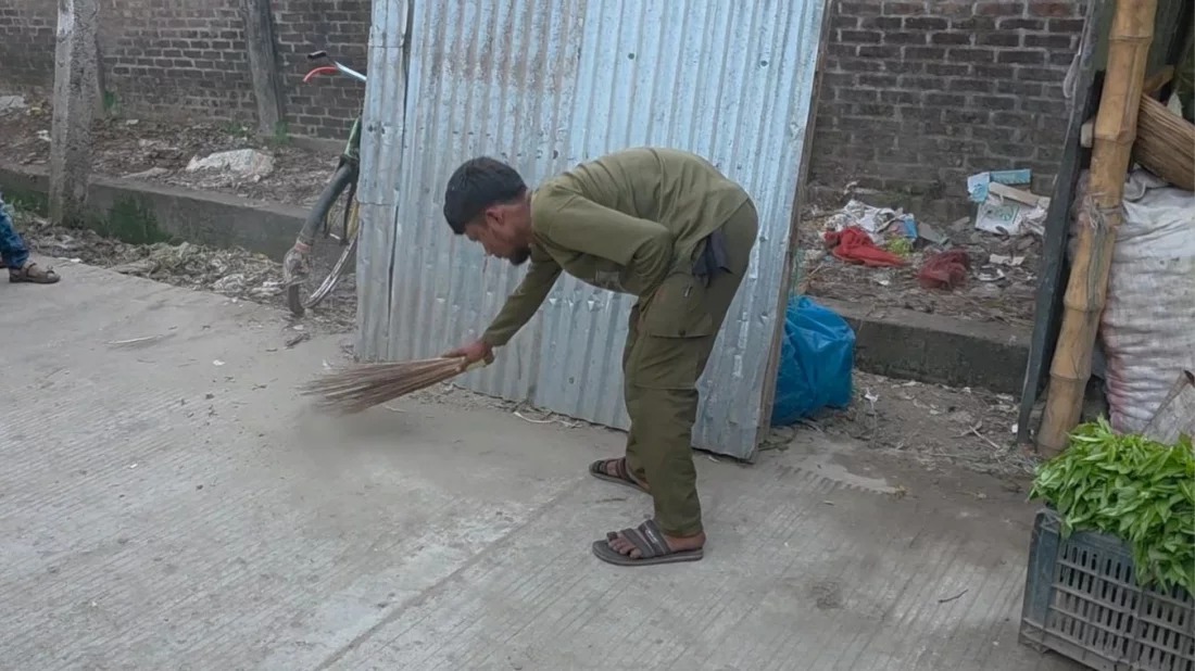 চুরির শাস্তিতে ব্যতিক্রম: ১ কিলোমিটার রাস্তা ঝাড়ু দিয়ে ‘শিক্ষা’ পেল যুবক