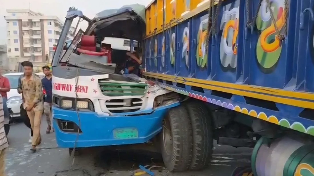 ঢাকা-টাঙ্গাইল মহাসড়কে ভয়াবহ সড়ক দুর্ঘটনা, নিহত ২, আহত ১৫+