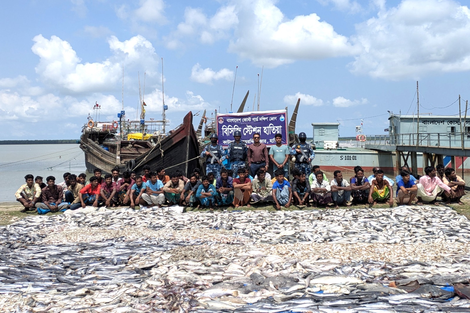 ৫৮ দিনের নিষেধাজ্ঞা অমান্য: হাতিয়ায় কোস্ট গার্ডের অভিযানে ৩৮ লাখ টাকার মাছ জব্দ, আটক ৪৫ জেলে