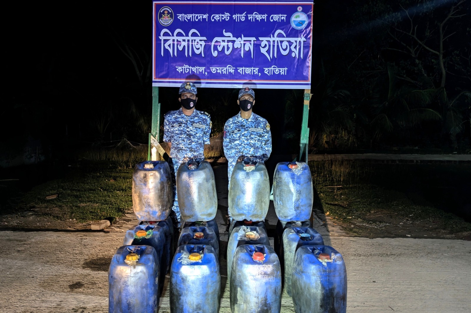 মধ্যরাতে কোস্ট গার্ডের অভিযান: হাতিয়ায় জাহাজ থেকে চোরাইকৃত ৬০০ লিটার ডিজেল জব্দ
