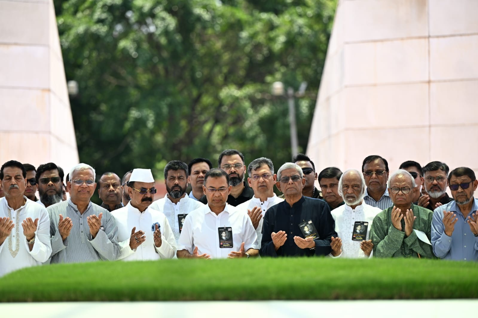 জিয়া উদ্যানে শ্রদ্ধা ও দোয়া মাহফিলে অংশ নিলেন প্রধানমন্ত্রী তারেক রহমান