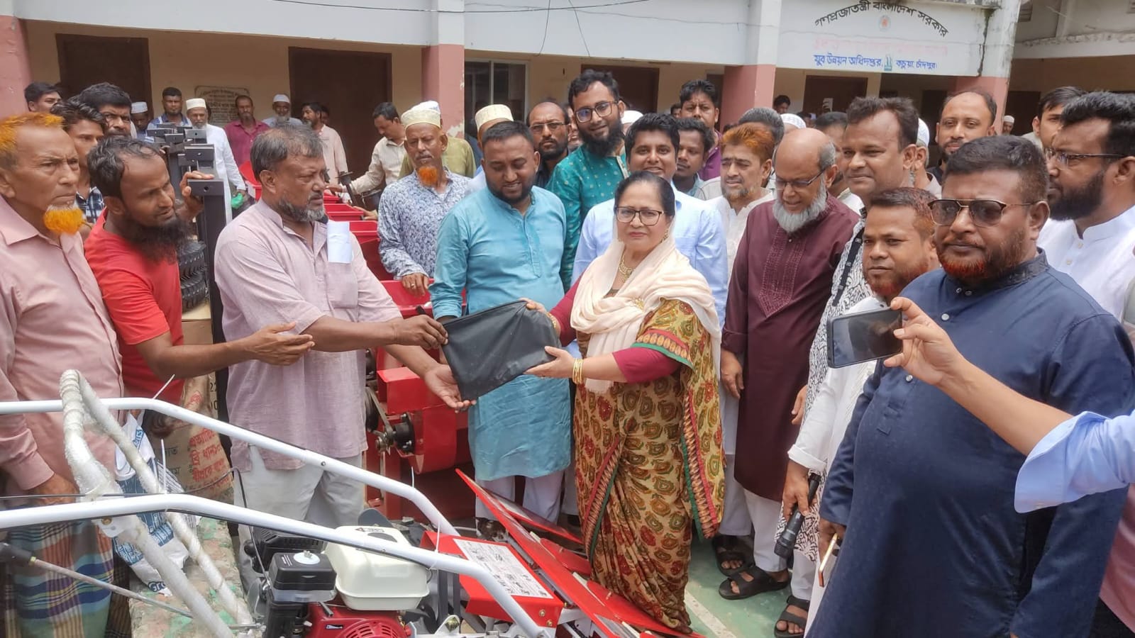 প্রকৃত কৃষকদের হাতেই পৌঁছাচ্ছে সরকারি প্রণোদনা: কচুয়ায় বীজ-সার ও কৃষিযন্ত্র বিতরণে নাজমুন নাহার বেবী