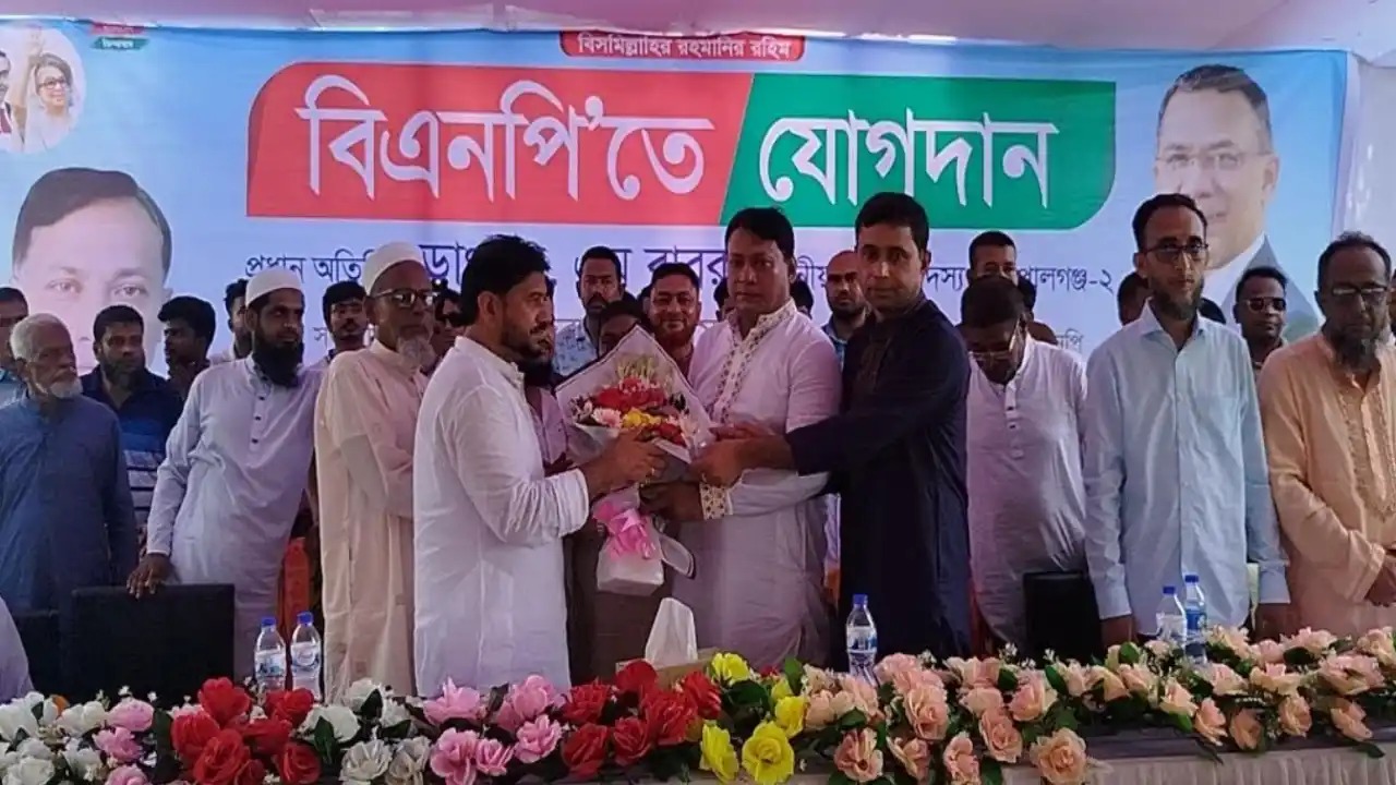 জাঙ্গাল বাজারে রাজনৈতিক চমক: আওয়ামী লীগের ১২০০ নেতাকর্মী এখন বিএনপিতে