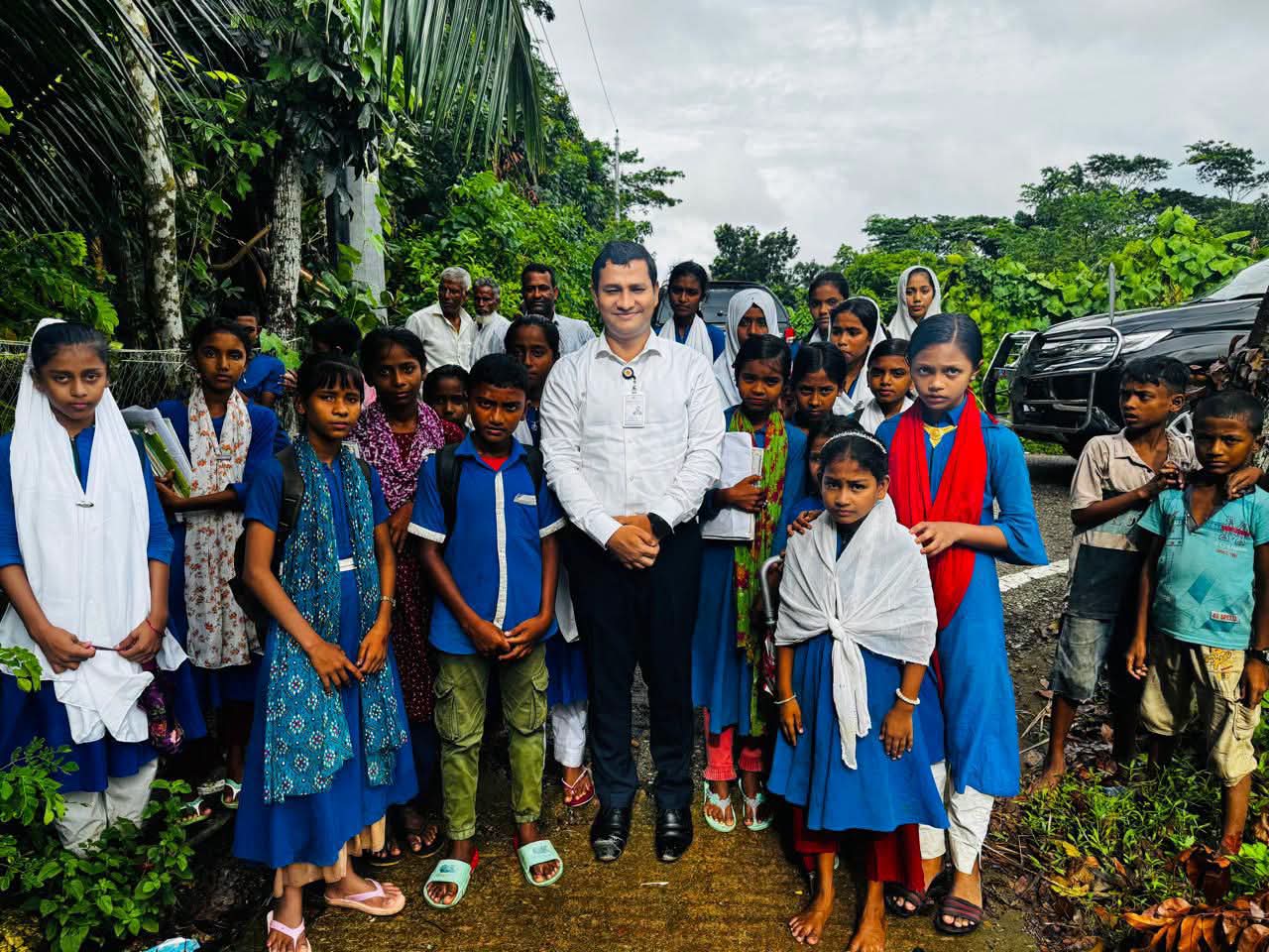 ইউএনওকে রাস্তায় থামিয়ে শিক্ষকদের ক্লাস ফাঁকি দেওয়া সহ বিভিন্ন অভিযোগ করেন কোমলমতি শিক্ষার্থীরা