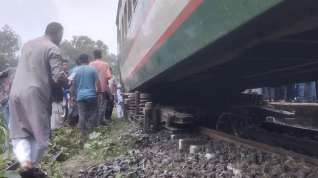 সিরাজগঞ্জে ট্রেন লাইনচ্যুত, ঢাকার সঙ্গে উত্তরাঞ্চলের যোগাযোগ বন্ধ