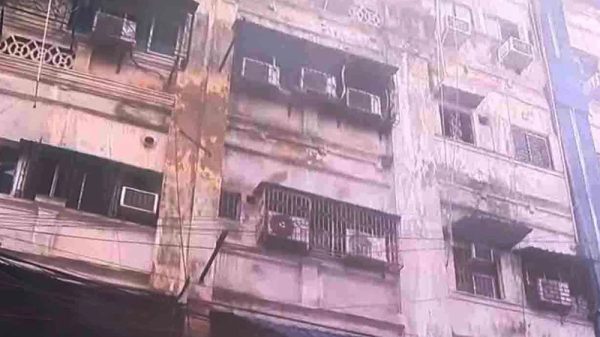 কলকাতা নিউমার্কেটের কাছে মির্জা গালিব স্ট্রিটের হোটেল শিখা ইনে আগুন (ছবি-আনন্দবাজার)