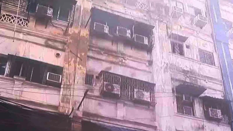 কলকাতা নিউমার্কেটের কাছে মির্জা গালিব স্ট্রিটের হোটেল শিখা ইনে আগুন (ছবি-আনন্দবাজার)